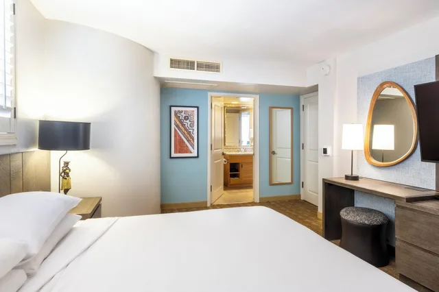 2 Bedrooms, Suite, Partial Ocean View, 2 Bathrooms, Balcony، Embassy Suites By Hilton Waikiki Beach Walk 1/3