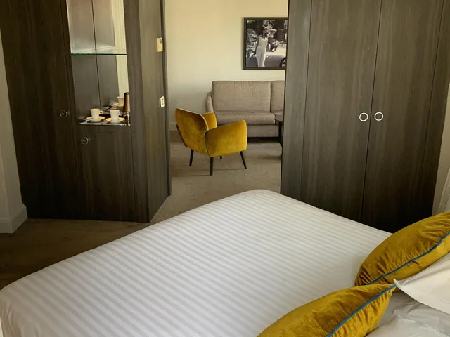Rotonde, Suite, Queen Bed, Sofa، Le Canberra 1/4