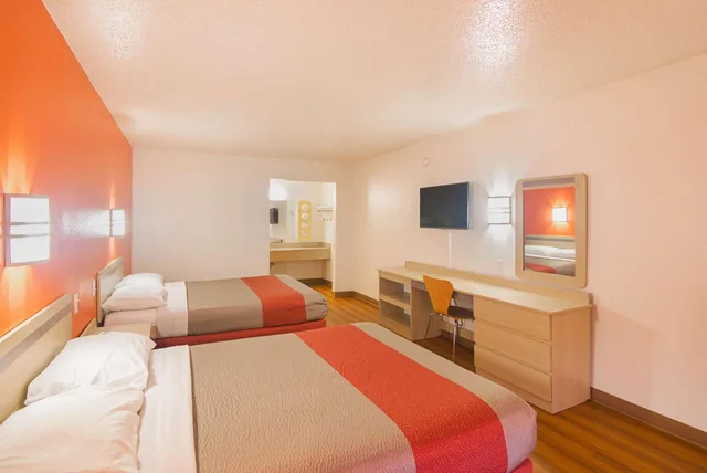 2 Queen Beds - ADA/Tub، Motel6 Lawton, OK 4/9