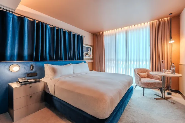 غرفة قياسية بسرير كينج، Cenica Porto Hotel, Curio Collection by Hilton 1/8
