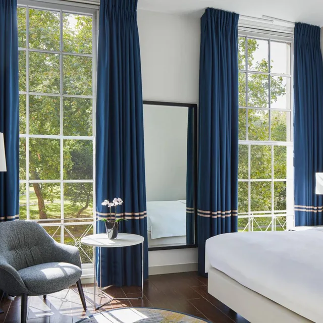 Grosvenor, Guest Room, Superior, King Bed, Square View، Marriott London Hotel Grosvenor Square 4/7