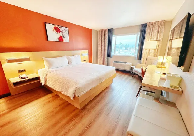 غرفة بسرير كينج بحوض استحمام لذوي الإعاقة، Lincoln Hotel Monterey Park Los Angeles 1/10