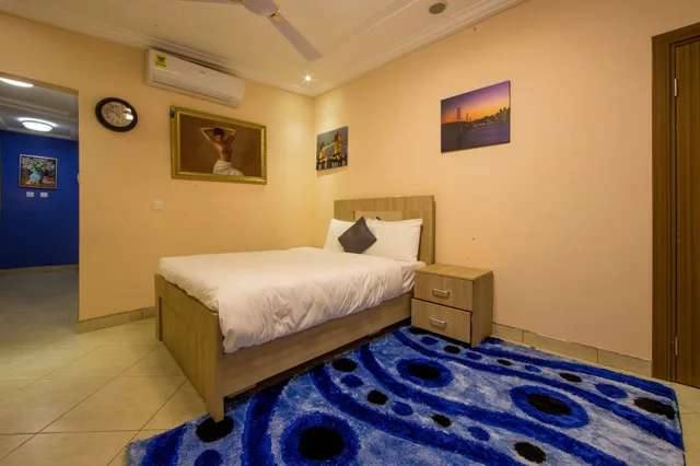 غرفة بريميير بسرير كينج بإطلالة على المسبح بحمام خاص، Bays Luxury Lodge 9/10