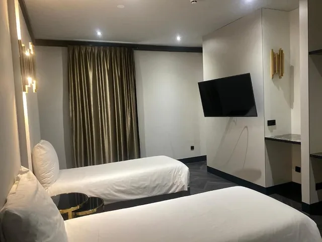 جناح جونيور بسرير مزدوج وسريرين منفصلين، G Hotel 1/1