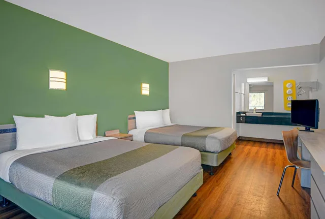 غرفة بسريرين كوين، Motel6 Tallahassee, FL - Downtown 1/3