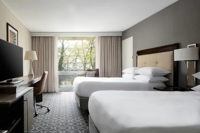 Guest Room, 2 Double Beds, High Floor, West Tower، Marriott St. Louis Airport 5/10