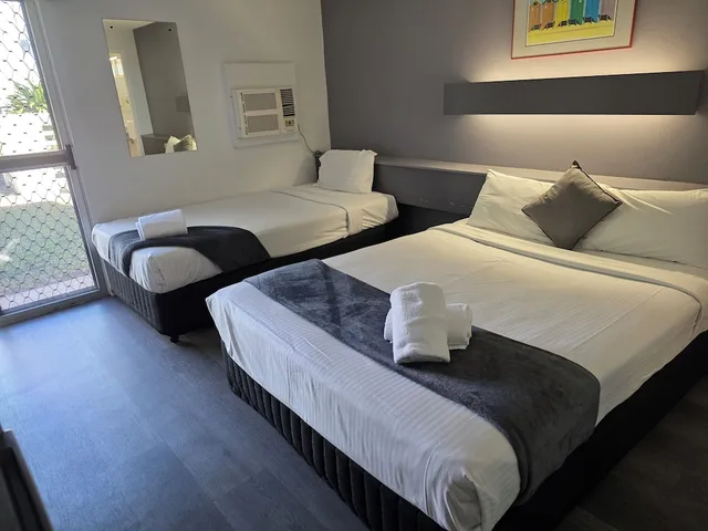 جناح بسرير كوين، Emerald Central Hotel 4/10