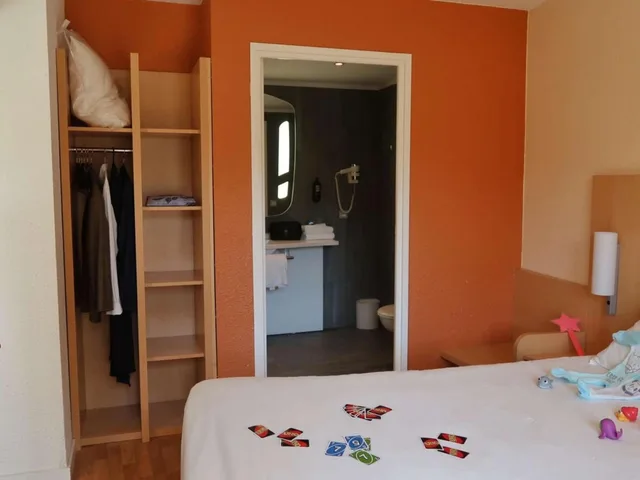 غرفة قياسية بسرير مزدوج وسرير فردي، ibis Cannes Plage La Bocca 10/10