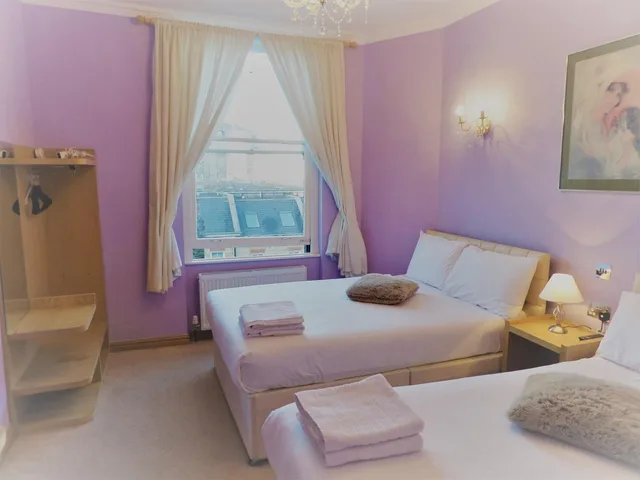 غرفة قياسية رباعية بسريرين مزدوجين، Lancaster Court Hotel 2/2