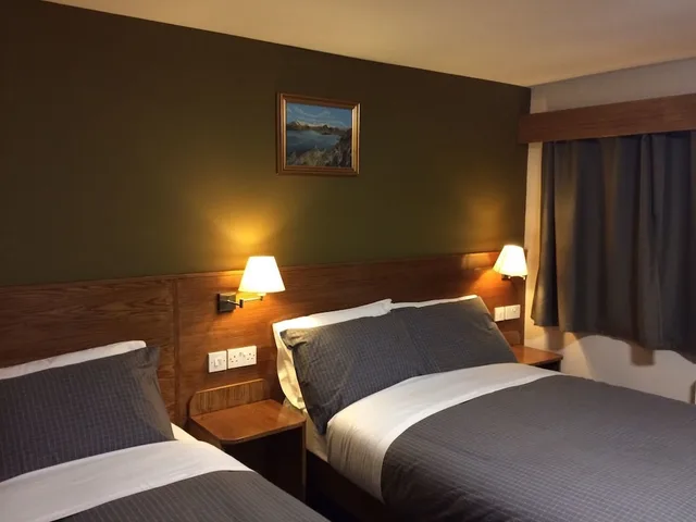 غرفة ديلوكس ثلاثية بسرير مزدوج وسرير فردي، CROSSHILL HOUSE 1/3