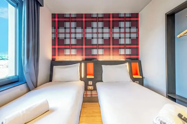 غرفة بسريرين منفصلين، easyHotel Dublin City Centre 3/10