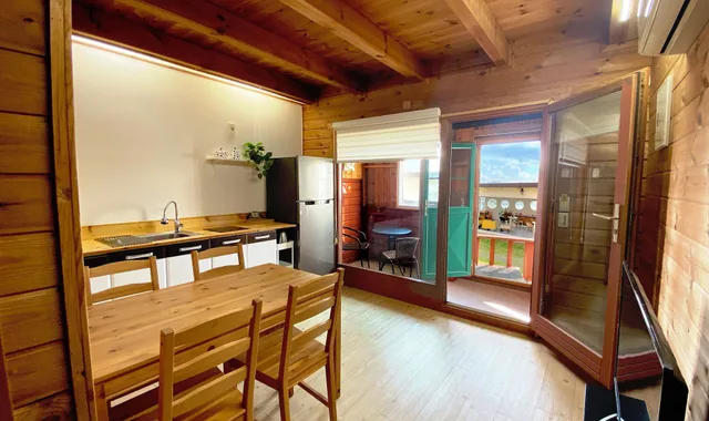 2 Bedrooms, Family, Chalet, 2 Queen Beds, Garden Area، Breakfast at Tiffany's Pension 10/10