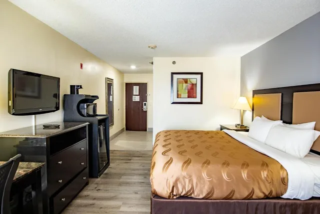 غرفة بسرير كينج، Quality Inn & Suites Woodstock Near Lake Geneva 1/2