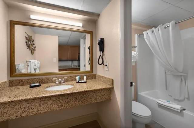 Efficiency, Tower, 2 Queen Beds, Ocean Front, Kitchen، Sea Crest Oceanfront Resort 5/8
