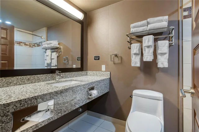 جناح بسرير كينج مع أريكة بمطبخ صغير، Best Western Plus Fox Creek 7/7