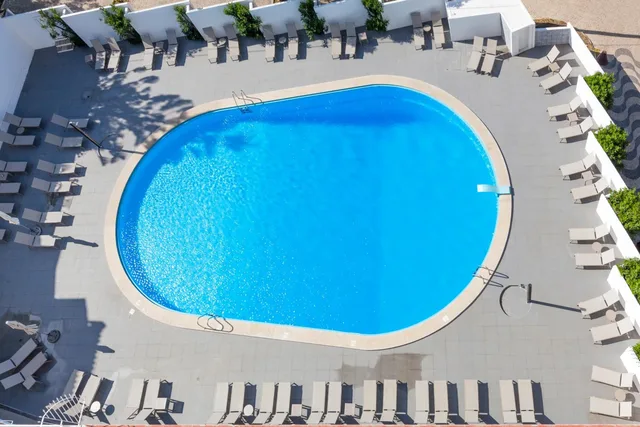 غرفة سوبيريور بسريرين منفصلين بإطلالة على المسبح بشرفة، Carcavelos Beach Hotel 1/1