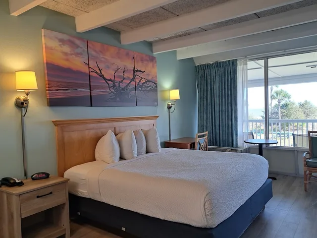 Room, King Bed, Ocean View, Days Inn & Suites By Wyndham Jekyll Island 2/6