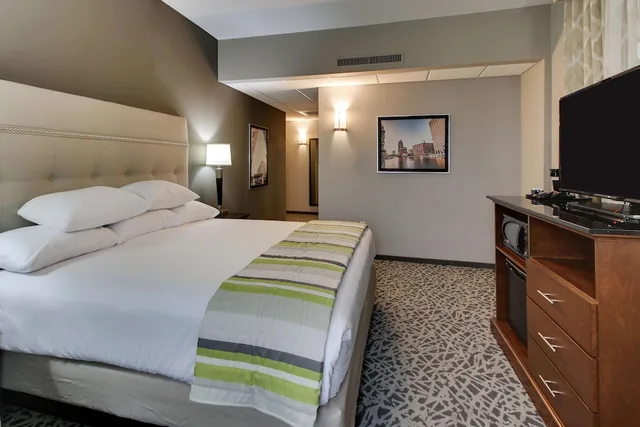 غرفة ديلوكس بسرير كينج في طابق مرتفع، Drury Plaza Hotel Milwaukee Downtown 3/6