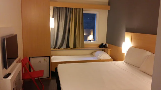 Standard, 1 Double and 1 Single Bed, with Child Extra Bed، Ibis Juiz De Fora 2/5