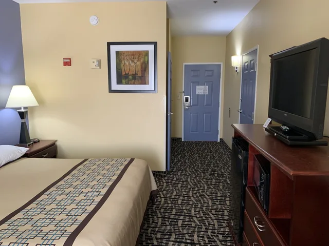 غرفة بسرير كينج لذوي الإعاقة، Days Inn & Suites by Wyndham Prattville-Montgomery 6/10