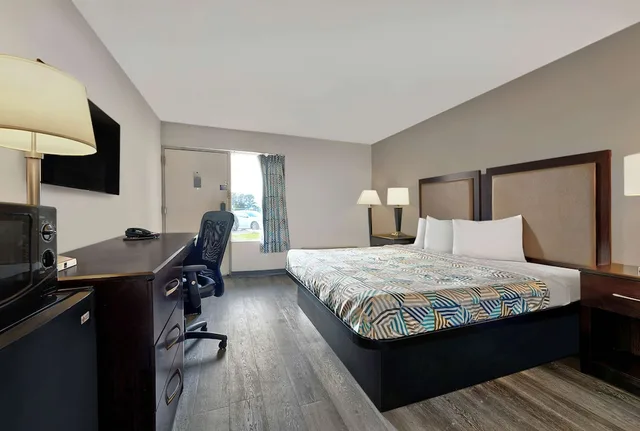 Standard, King Bed, Smoking, Motel6 McDonough, GA 1/4