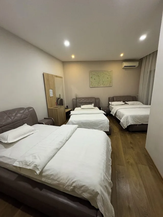 غرفة ديلوكس رباعية بإطلالة على المدينة بغرفة نوم واحدة، Park Hotel Tirana 2/5