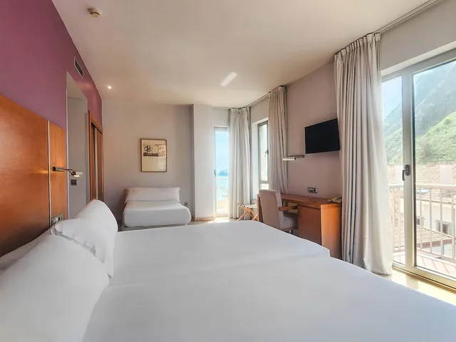 غرفة سوبيريور بسريرين منفصلين وثلاثة أسرّة بإطلالة على المدينة مع سرير إضافي، Hotel Faranda Marsol Candas, Ascend Hotel Collection 4/10
