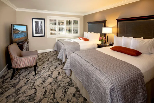 2 Bedrooms, Apartment, 1 King and 2 Double Beds, 2 Bathrooms, Living Area, Patio، Best Western Plus Humboldt Bay Inn 1/1