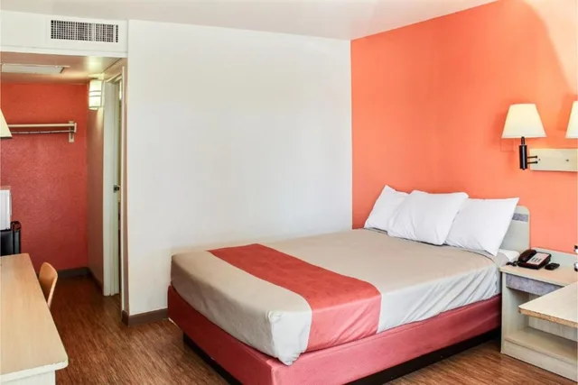1 Queen Bed - Non-Smoking, Micfridge, Motel6 King City, CA 1/4