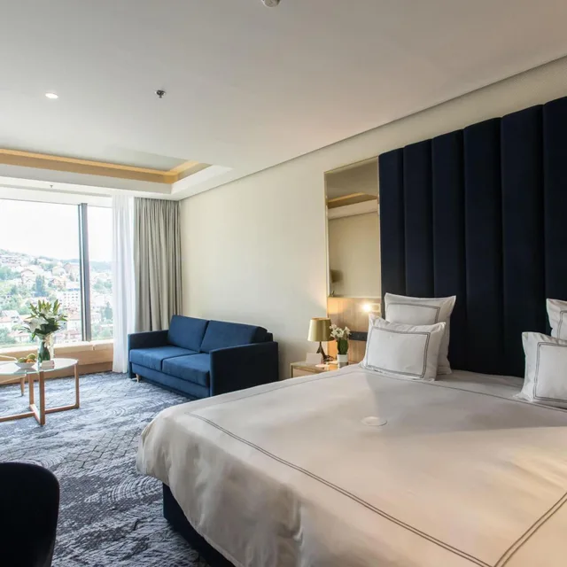غرفة ديلوكس بسرير كينج، Swissotel Sarajevo 1/4