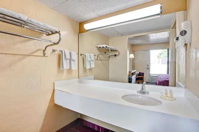 Room, 2 Queen Beds, Days Inn By Wyndham Louisville Airport Fair And Expo Center 8/9