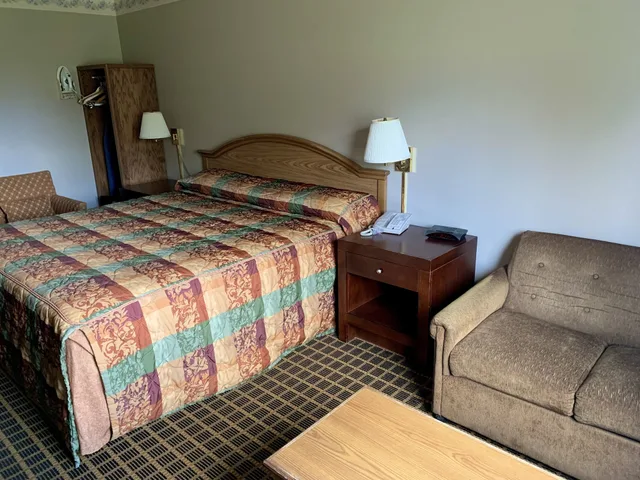 غرفة ديلوكس بسرير كينج مع أريكة، Country Inn Deerwood 1/3