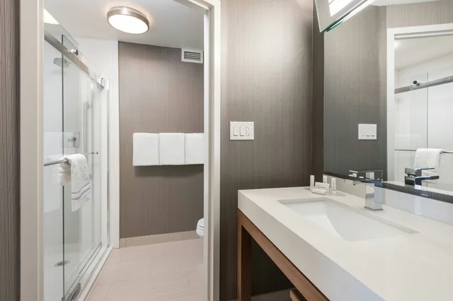 room, 2 queen beds, Courtyard By Marriott Toronto Vaughan 4/6