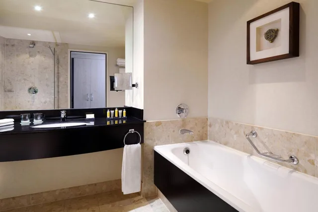 غرفة تنفيذية بسريرين منفصلين مع دخول صالة النادي، Rotterdam Marriott Hotel 3/3