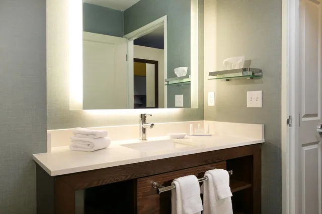 جناح بسرير كينج مع أريكة، Residence Inn Kansas City At the Legends 2/5