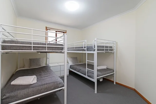 غرفة ديلوكس بسرير كوين وأسرّة بطابقين، Adelaide Caravan Park 2/4