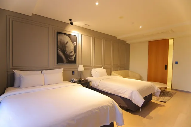 غرفة قياسية بسرير مزدوج وسرير فردي، Hotel Gite 3/10