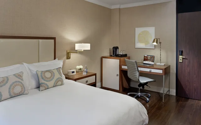 Petite, 1 Queen and 1 Double Bed، Lord Nelson Hotel And Suites 2/8