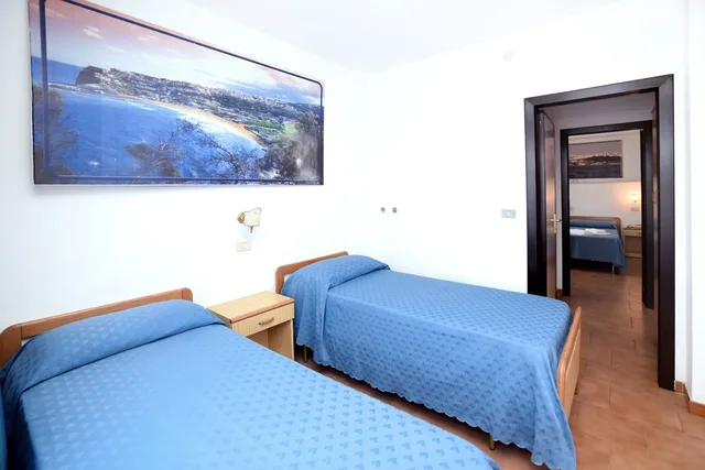 غرفة قياسية رباعية بسرير مزدوج وسريرين منفصلين بغرفة نوم واحدة، Hotel Timiama 3/10