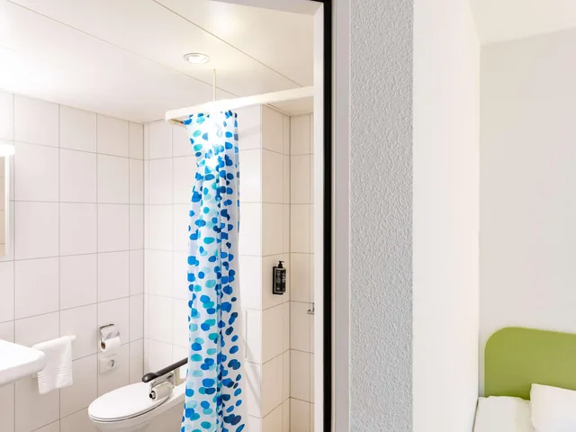 Room, Double Bed, Accessible, Ibis Budget Zurich City West 4/6