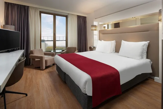غرفة سوبيريور بسرير كينج بإطلالة على الحديقة، WestCord Fashion Hotel Amsterdam 1/3