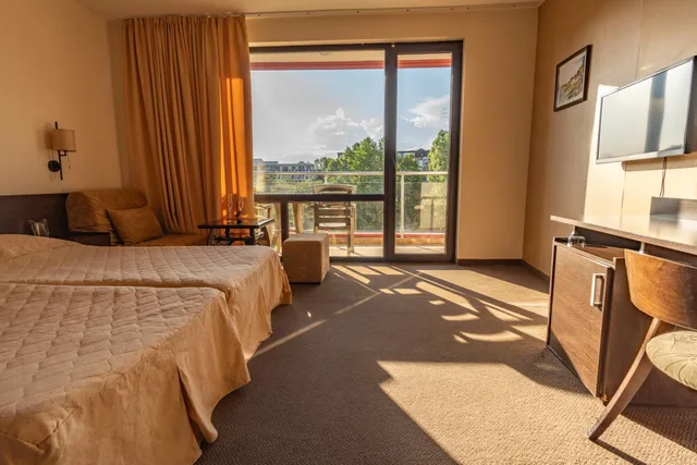 غرفة بسريرين منفصلين بإطلالة على المسبح بشرفة، Flamingo Hotel 4/5