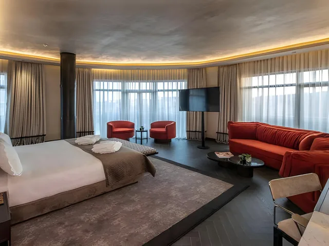 جناح، Hotel Bosfora Plus 1/1