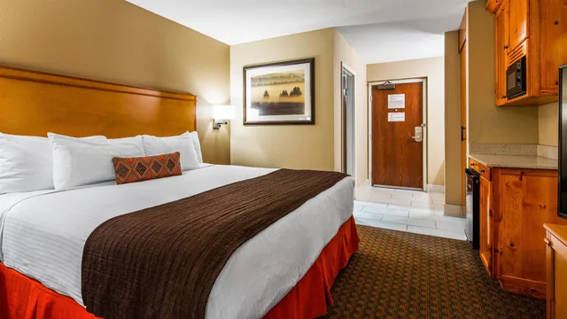 غرفة قياسية بسرير كينج بحوض استحمام لذوي الإعاقة، Best Western Plus Olympic Inn 2/10