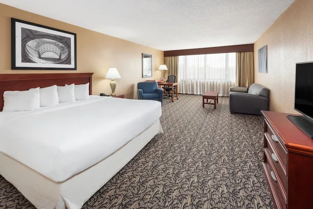 جناح تنفيذي بسرير كينج مع أريكة، Capitol Plaza Hotel Jefferson City 1/3