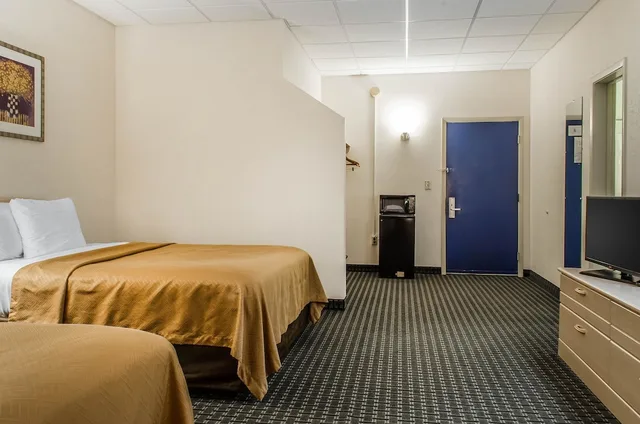 غرفة قياسية بسريرين كوين، Rodeway Inn State College 4/6