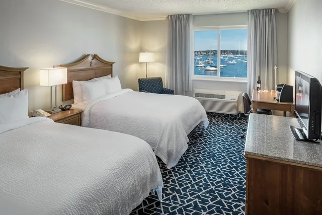 غرفة قياسية بسريرين مزدوجين بإطلالة على المرفأ، The Newport Harbor Hotel and Marina 1/3