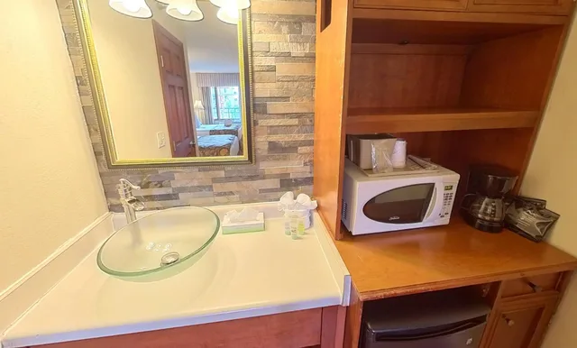 Classic, 2 Queen Beds, Balcony or Patio، Arbors at Island Landing Hotel Suites 5/5