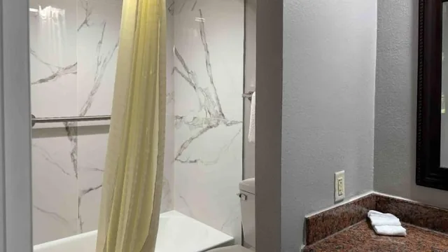 غرفة قياسية بسرير كينج، Studio6 Tallahassee, FL – North Monroe 5/6