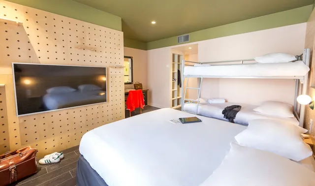 Family, 1 Double and 2 Bunk Beds، greet Hotel Marseille Centre Saint Charles 1/10